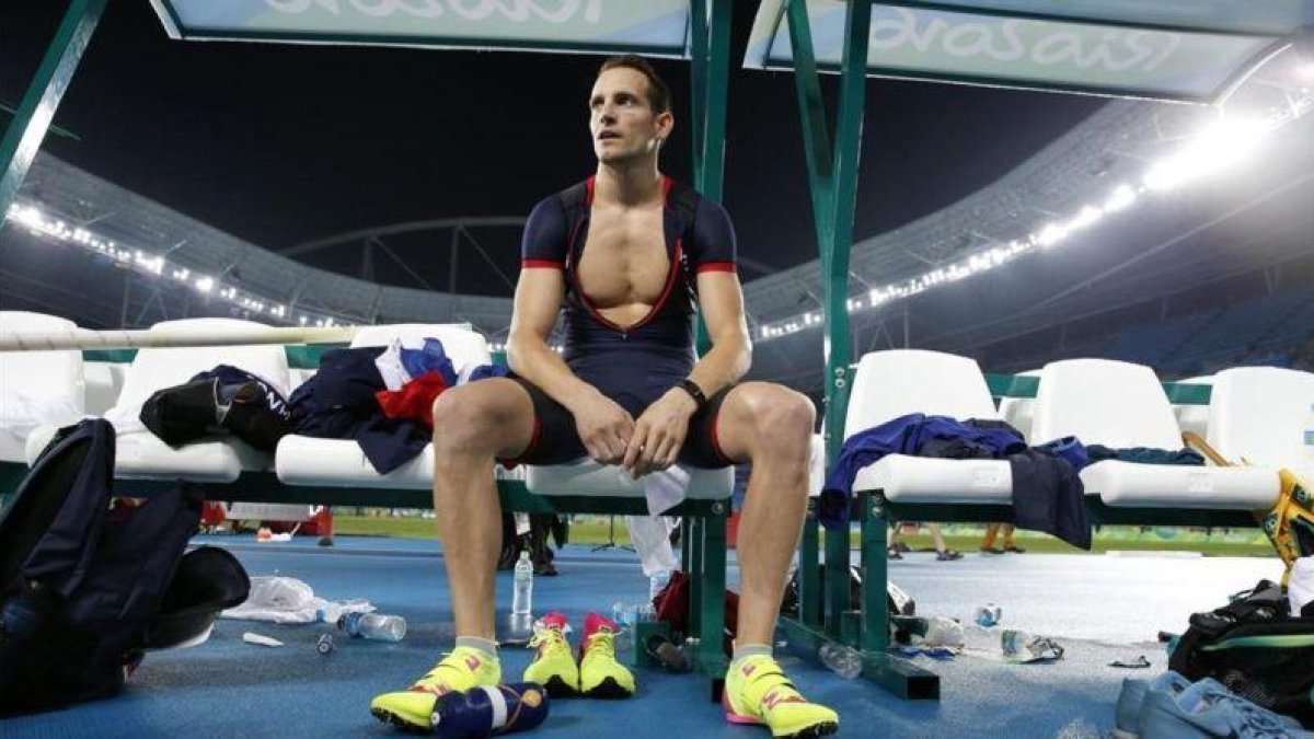 Lavillenie intenta digerir la derrota en el Estadio Olímpico de Río.