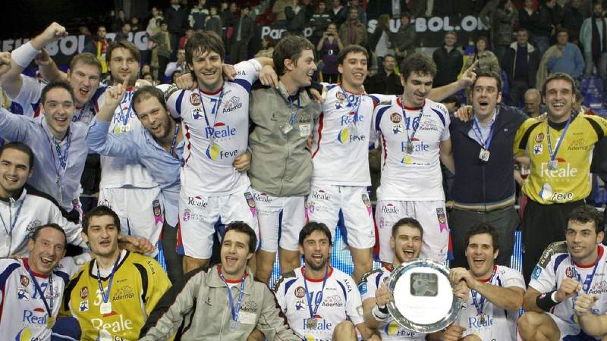 La Copa Asobal del 2008 fue precisamente el último gran trofeo que entró en el club leonés.