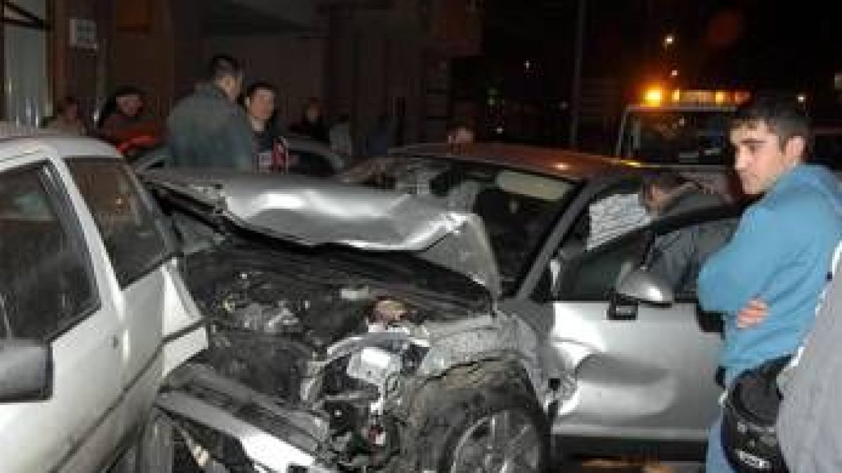 Dos de los vehículos implicados en el accidente de ayer