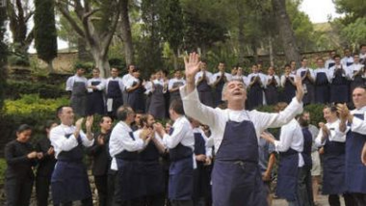 El cocinero Ferrán Adrià celebra la despedida con su equipo del restaurante El Bulli.