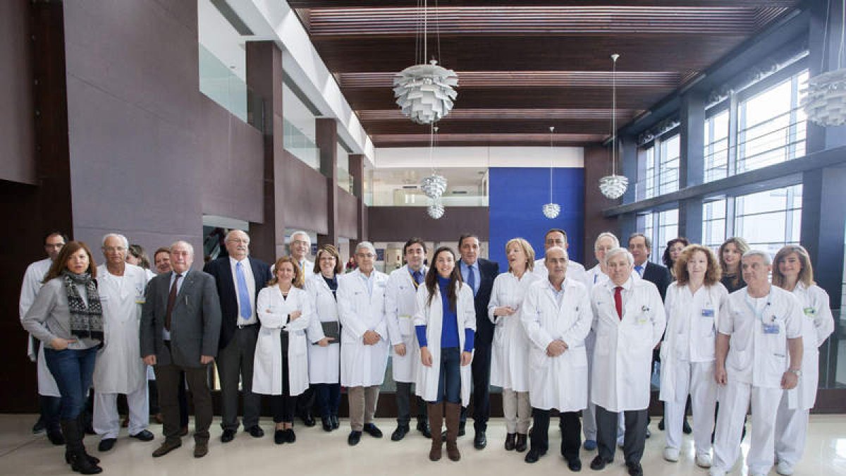 El equipo que llevó a cabo la operación posó ayer con el consejero de Sanidad.