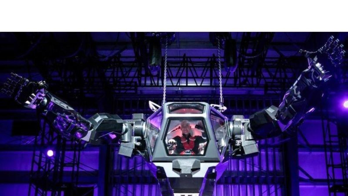 Jeff Bezos, a los mandos del robot Method-2, parecido a Mazinger Z.