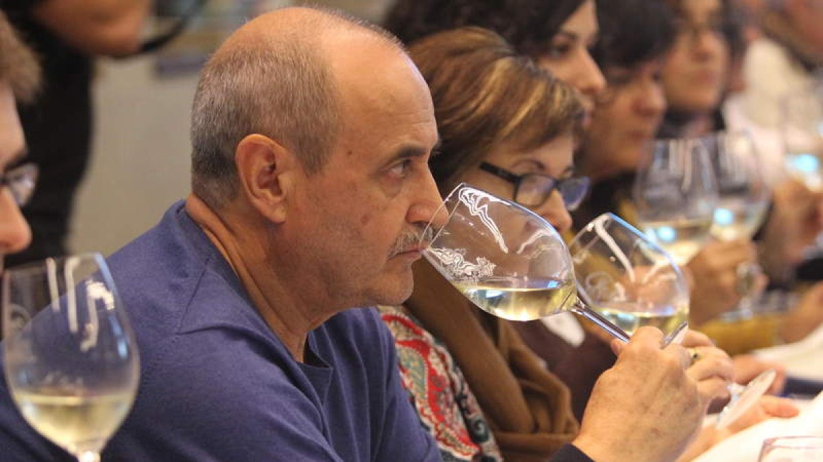 Para la calificación hubo una cata a ciegas de 30 vinos