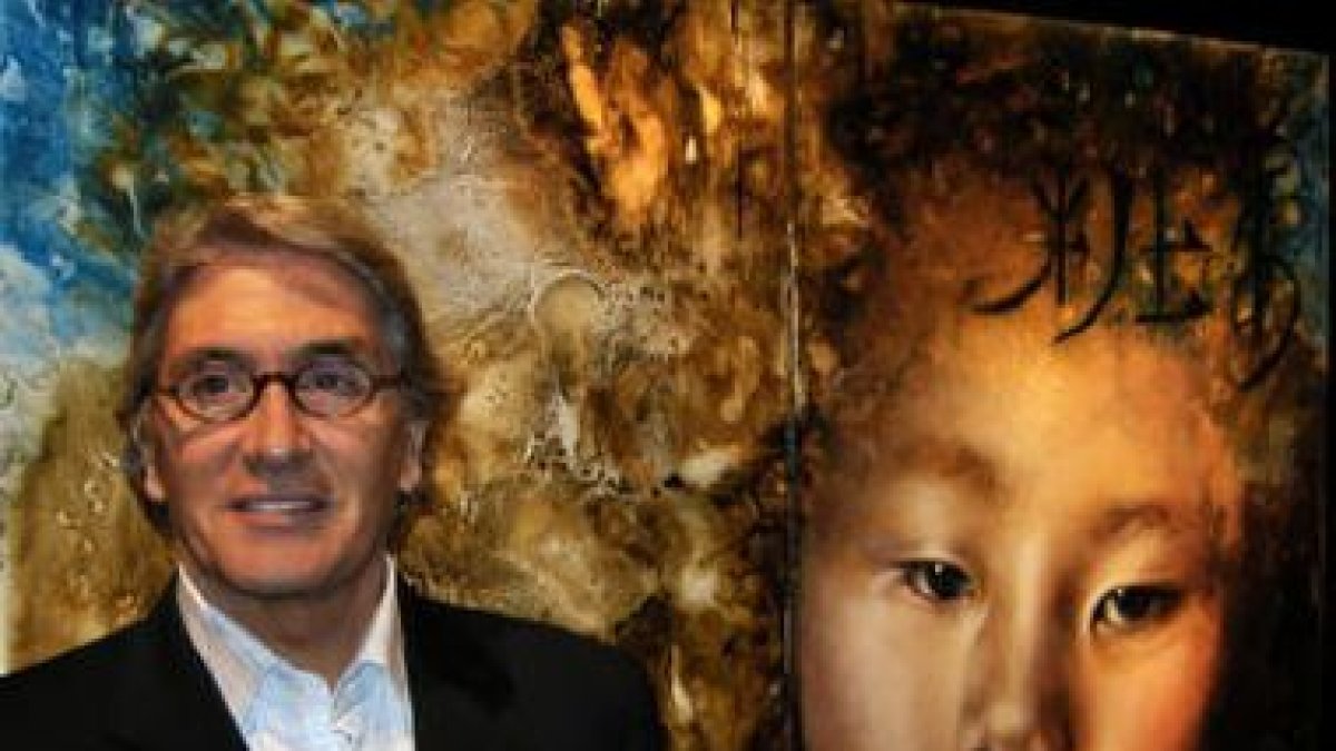 Alejandro Hermann, ante uno de sus tan característicos y recurrentes personajes.