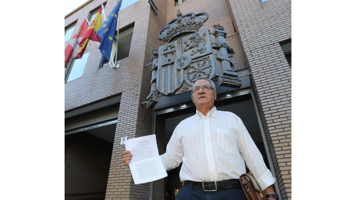 García posa con la denuncia presentada en los juzgados. BARREDO