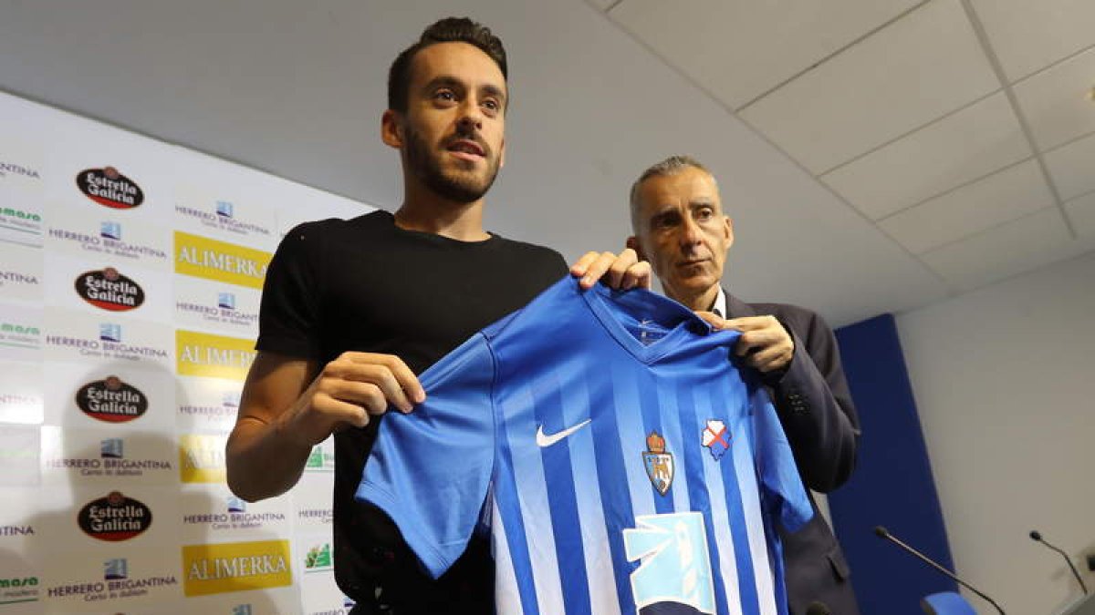 Iago Díaz, en el acto de presentación junto al director deportivo del conjunto berciano. ANA F. BARREDO