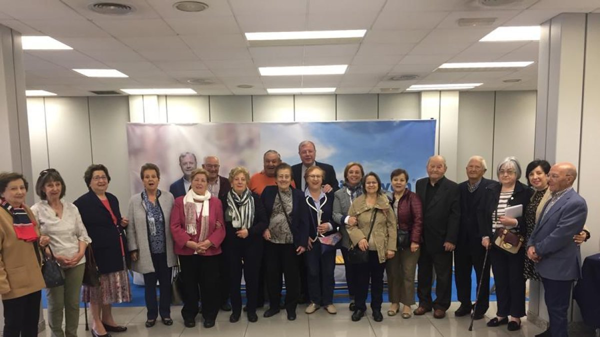 El candidato popular al Ayuntamiento de León, Antonio Silván, junto a la concejala de Servicios Sociales Marta Mejías, junto a una representación de grupos de mayores de la capital.