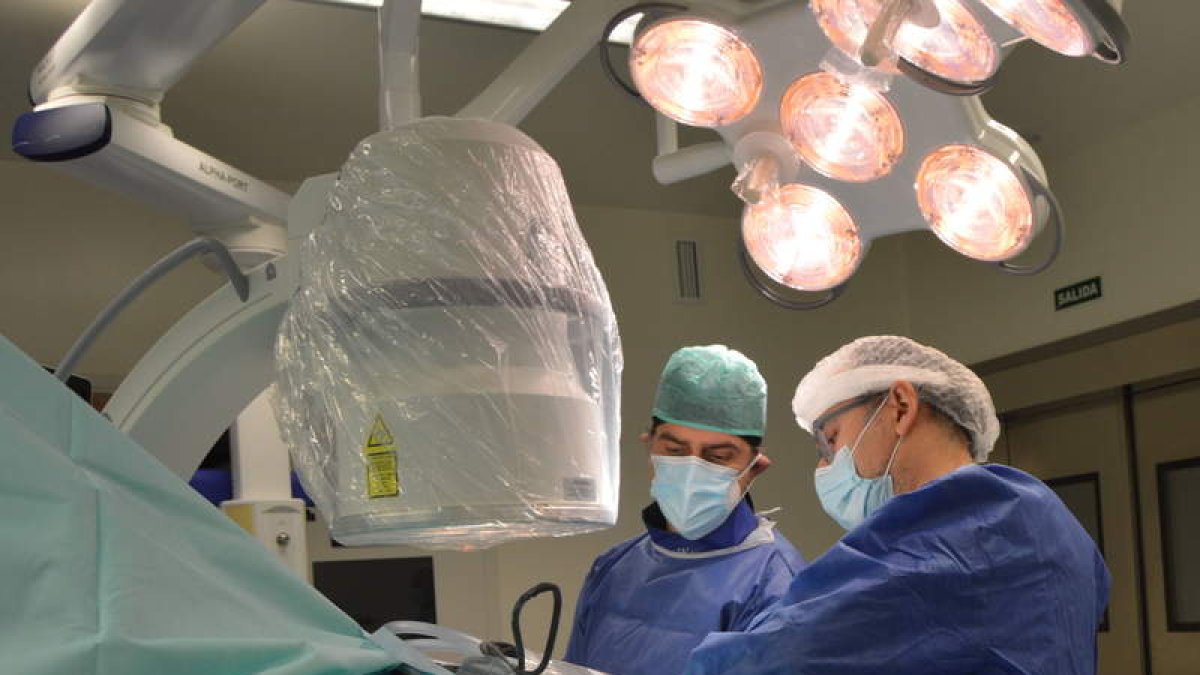 El Hospital de León ha efectuado 10.027 operaciones este año hasta septiembre. DL