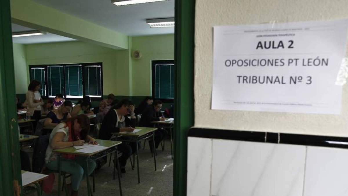 Opositores, ayer, en el examen en León.