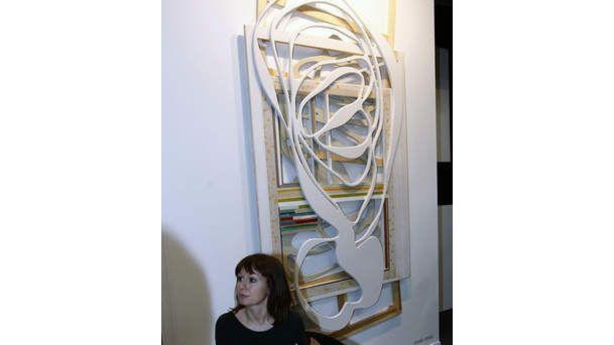 La galerista leonesa Laura Gutiérrez, de Cubo Azul. Y obra del leonés Verbis expuesta en Max Estrell