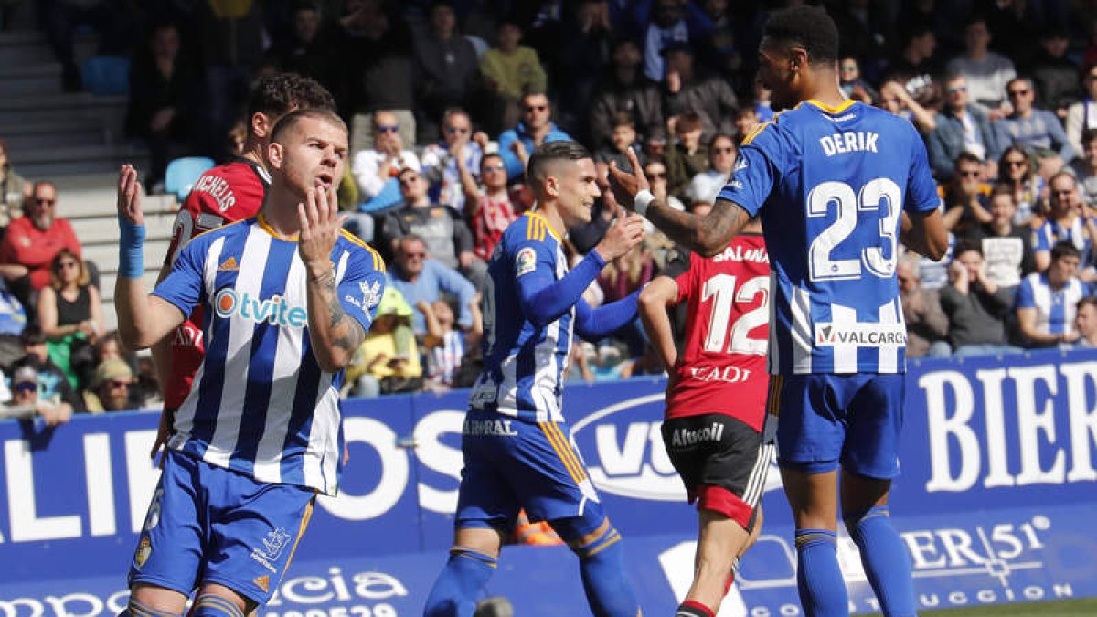 Amo vio la décima tarjeta amarilla el pasado domingo y se perderá el duelo de Lugo. ANA F. BARREDO