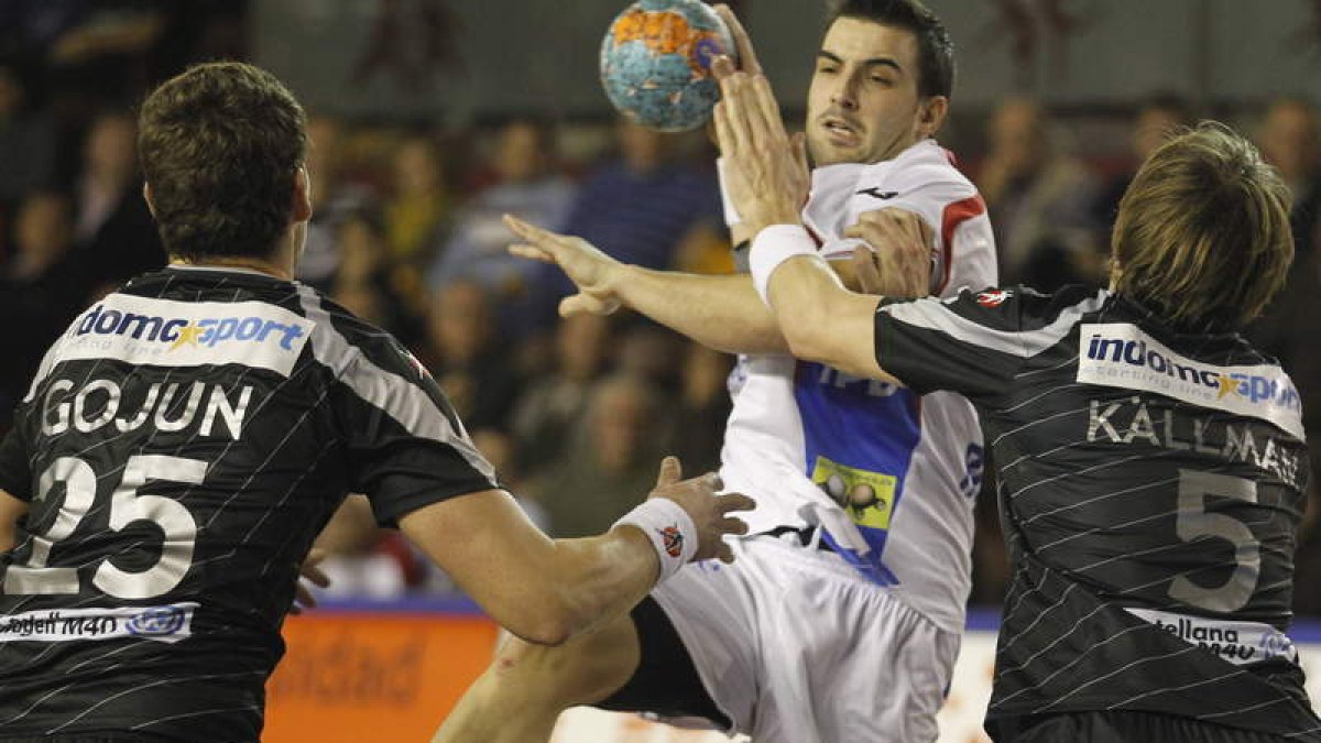Carlos Ruesga, el gran estilete ofensivo del equipo leonés con diez dianas, fue una auténtica pesadilla para la defensa rojiblanca que nunca supo como pararle.