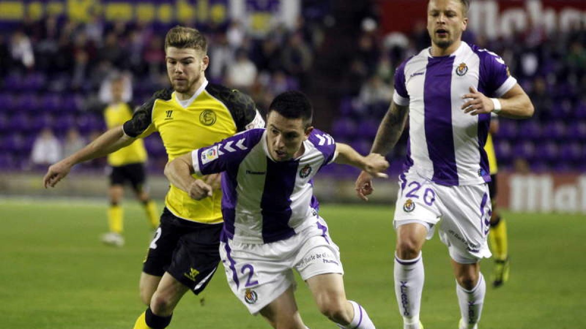Antonio Rukavina controla el balón ante el defensa del Sevilla Alberto Moreno.