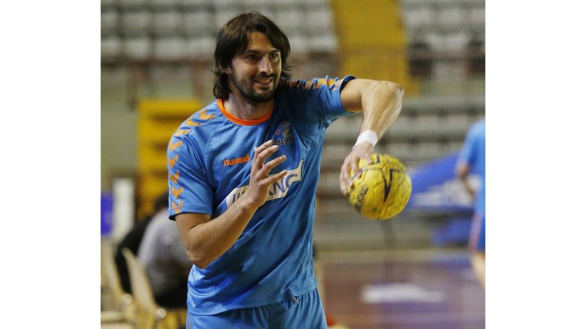 EL LATERAL ARGENTINO DEL ABANCA ADEMAR, FEDE VIEYRA DURANTE UN ENTRENAMIENTO