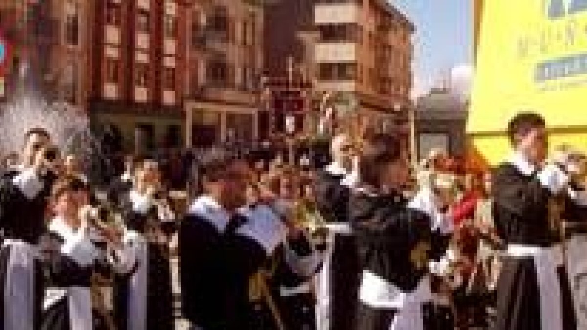 La nueva banda, con el estandarte al fondo