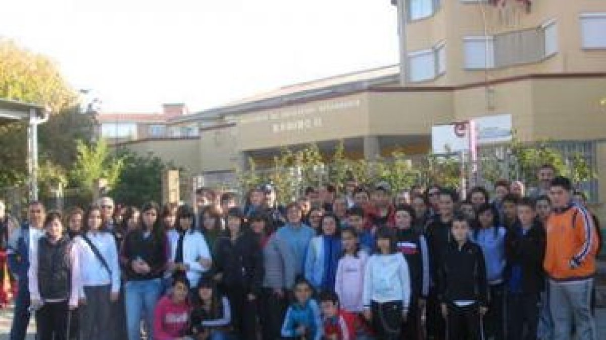 El grupo de participantes en la Marcha Solidaria del Ramiro II, antes de salir del centro.