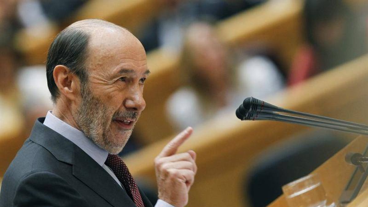 El líder del PSOE, Alfredo Pérez Rubalcaba durante su intervención hoy en el pleno del Congreso en la que ha pedido la dimisión del presidente del Gobierno, Mariano Rajoy, tras su comparecencia con el objeto de ofrecer su versión del caso Bárcenas, en el