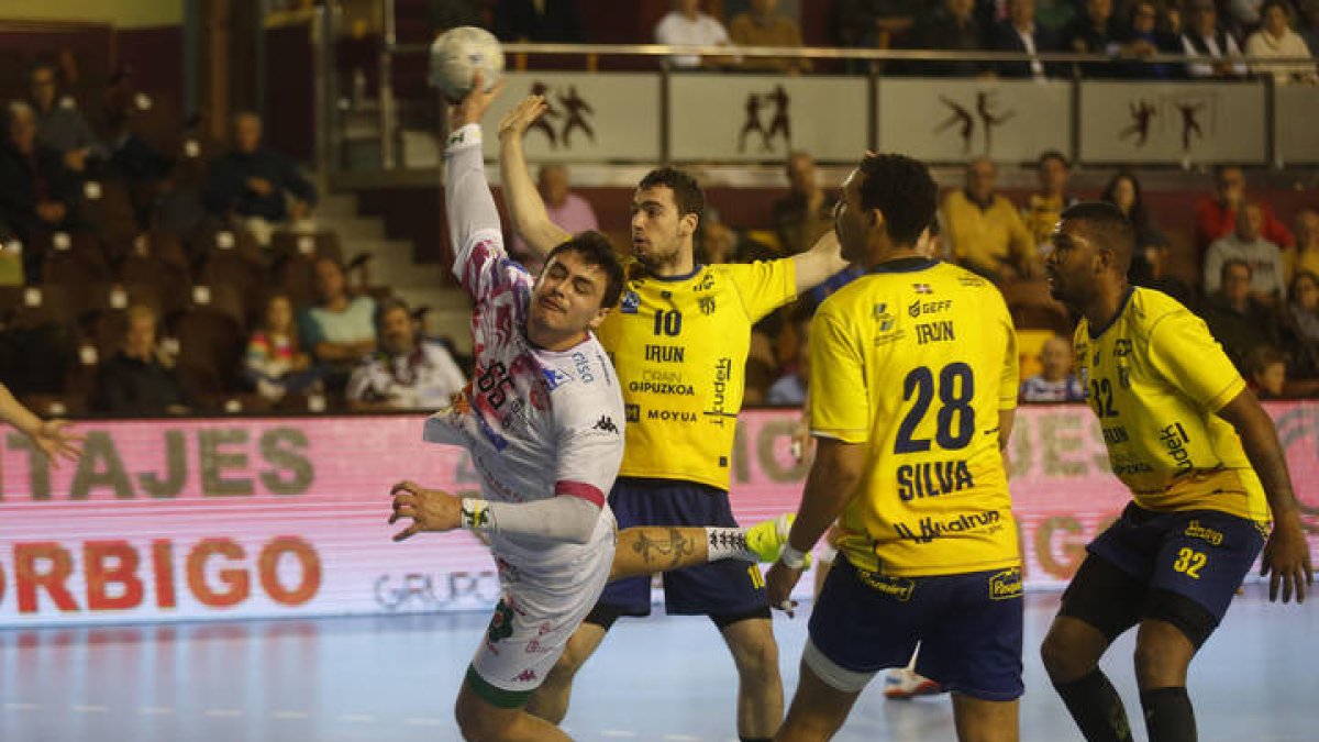 Partido de balonmano de la liga Asobal, Ademar - Bidasoa Irún. F. Otero Perandones.