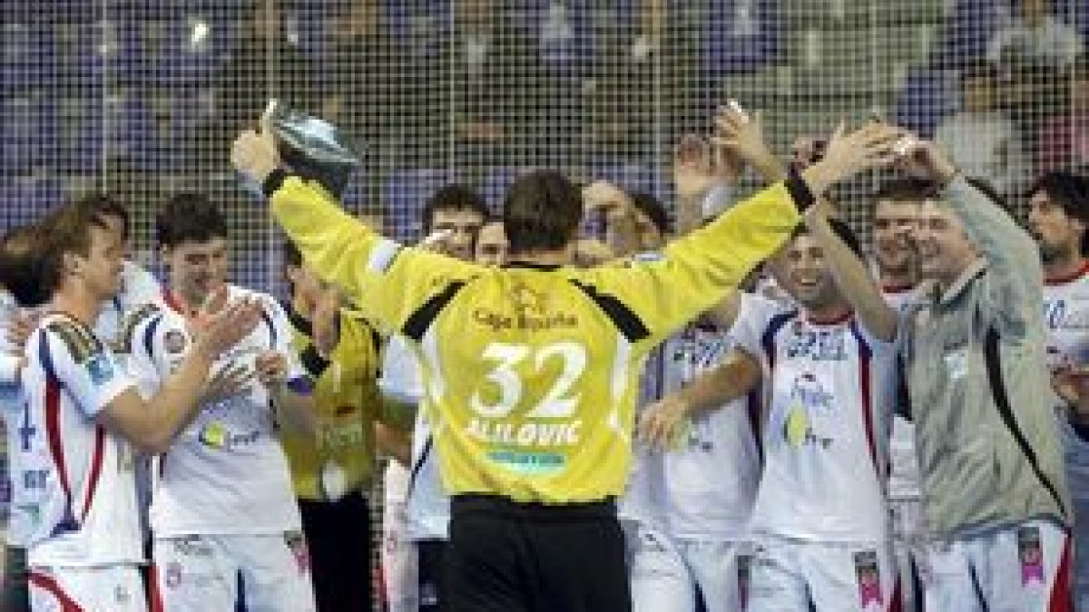 Mirko Alilovic, que realizó un partido memorable, es aclamado por sus compañeros