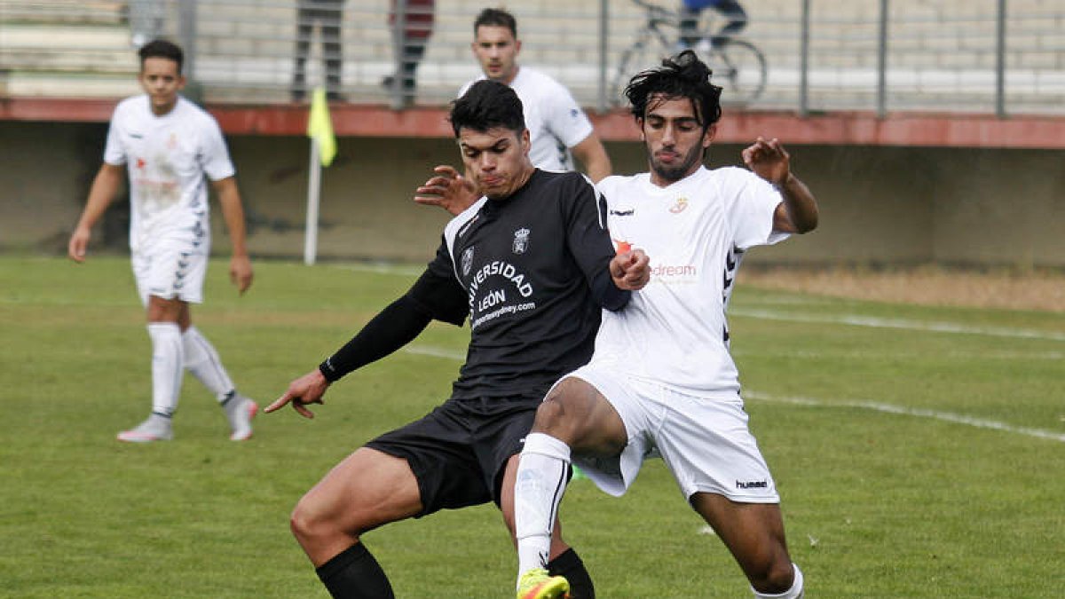 Tarek, a la derecha, trata de cortar el avance del jugador ejidense Germán. F. OTERO PERANDONES
