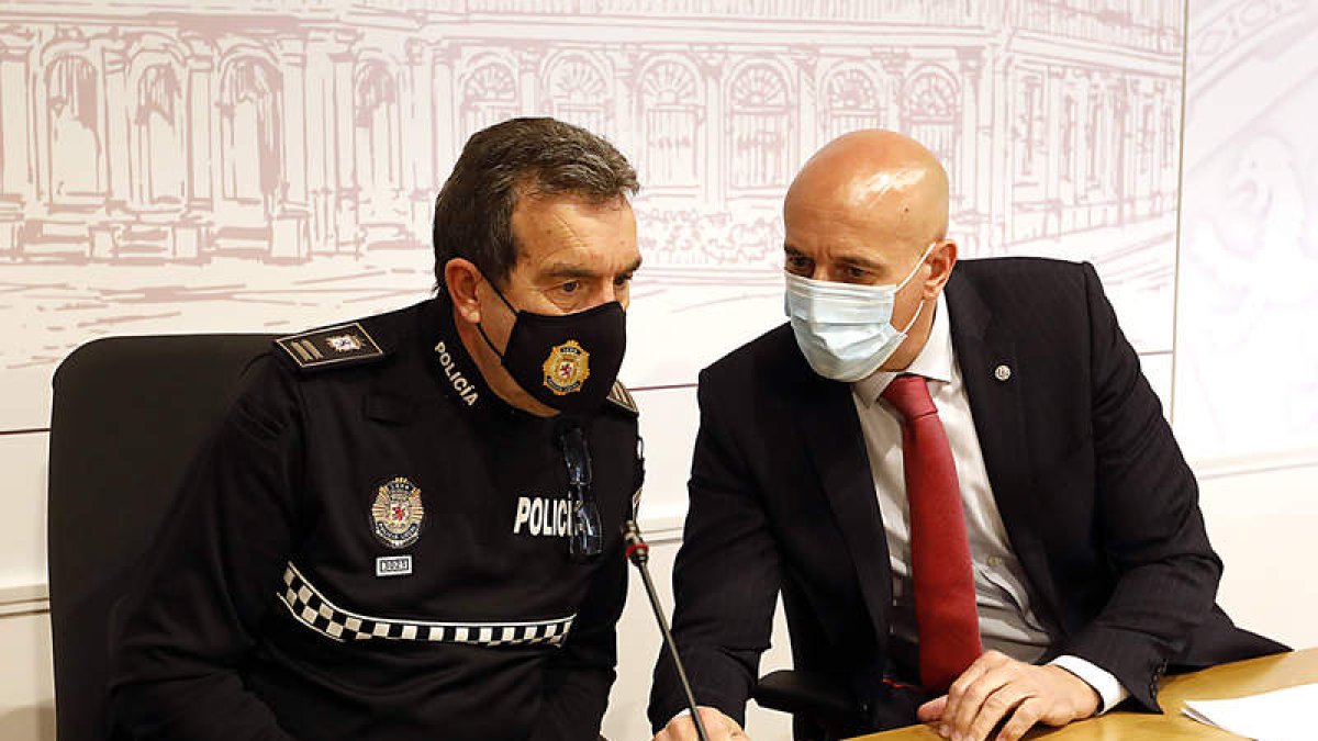El intendente de la Policía Local y el alcalde, ayer. MARCIANO PÉREZ