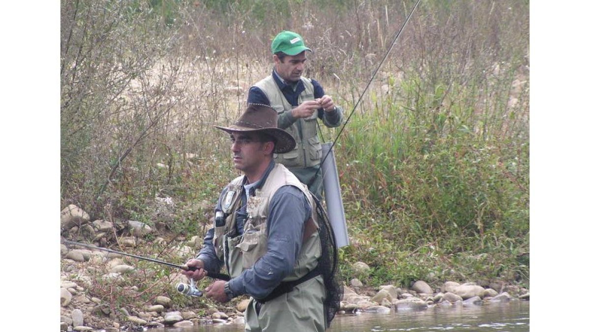 La pesca tradicional también tiene sitio en la Semana de la Trucha.