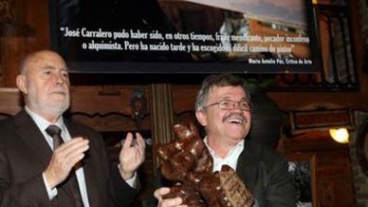 Guerra Garrido acompañó entre aplausos la entrega de la castaña de oro a Carralero .