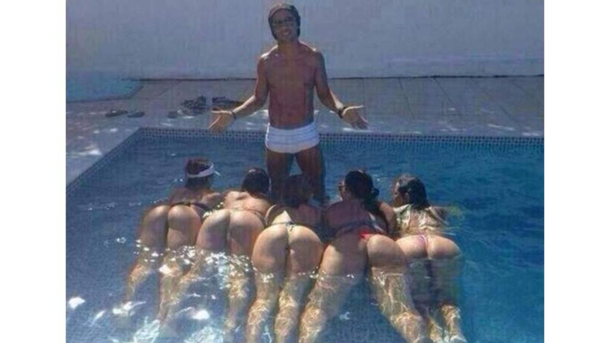 La foto de Ronaldinho ha causado furor en las redes sociales.