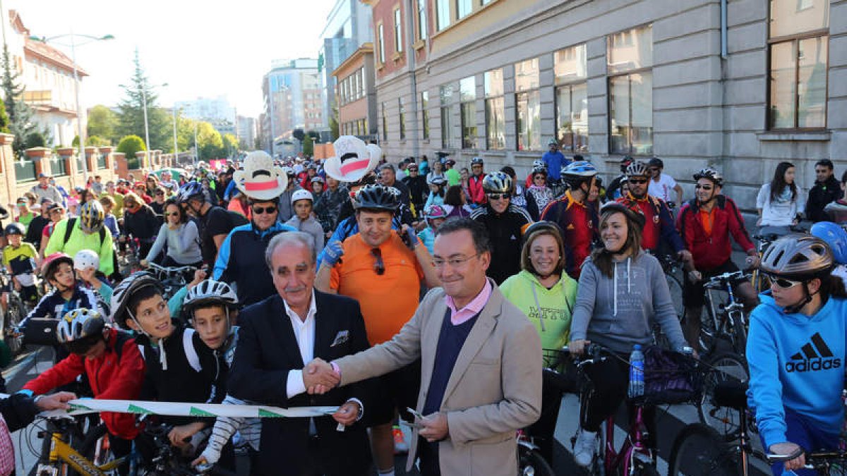 El director de El Corte Inglés, Manuel Orellana, y Fernando Salguero, en la salida.