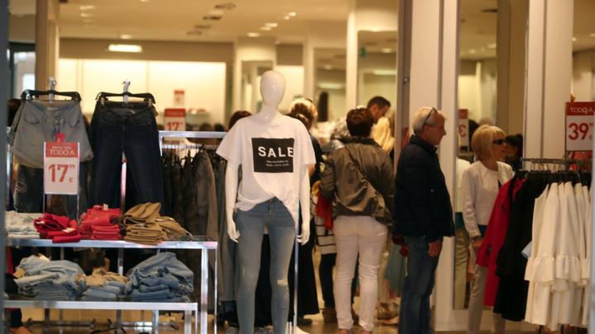 Rebajas en un comercio de la ciudad.