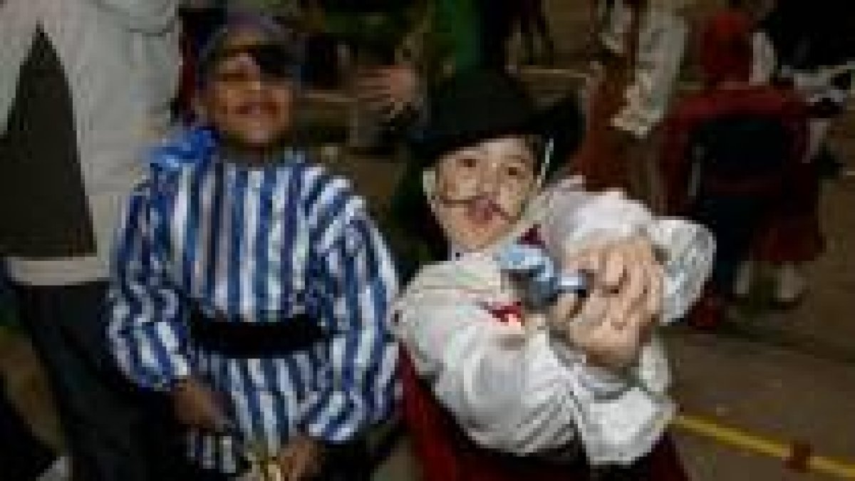 Algunos de los niños de Bembibre eligieron trajes de piratas y mosqueteros, con arma incluida