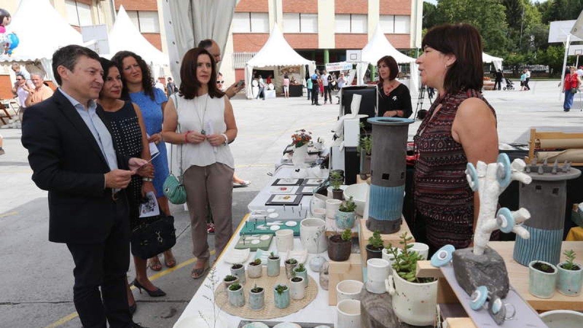 Samuel Folgueral, con las concejalas Monserrat Santín, Lidia Pérez e Isabel Baílez, ayer en la feria Embarrarte 2014