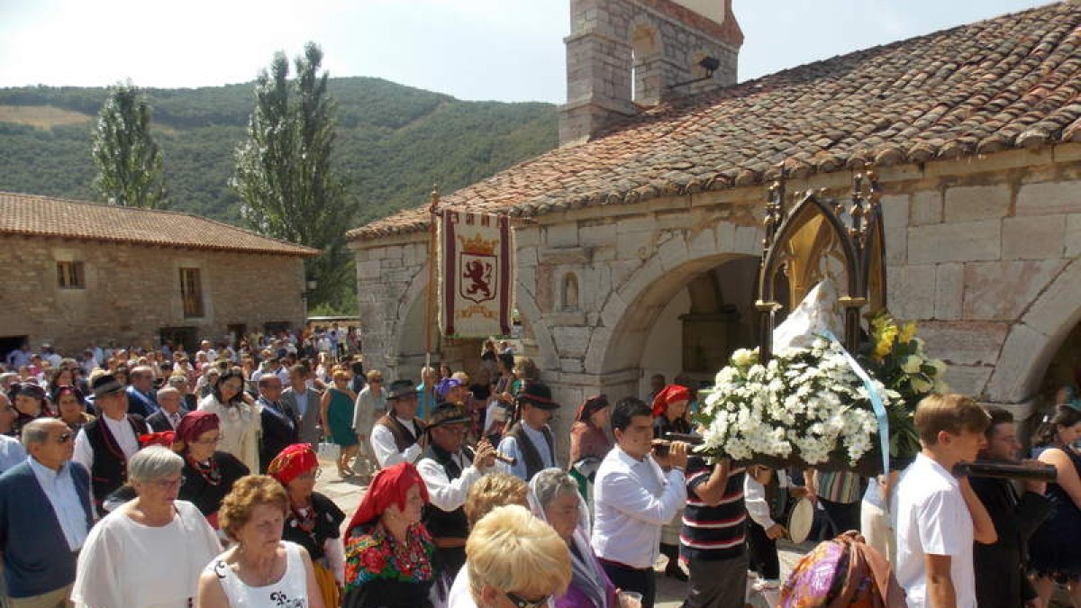 La patrona del municipio de Gordón, venerada por sus fieles, recorrió en procesión el exterior del santuario. PLANILLO
