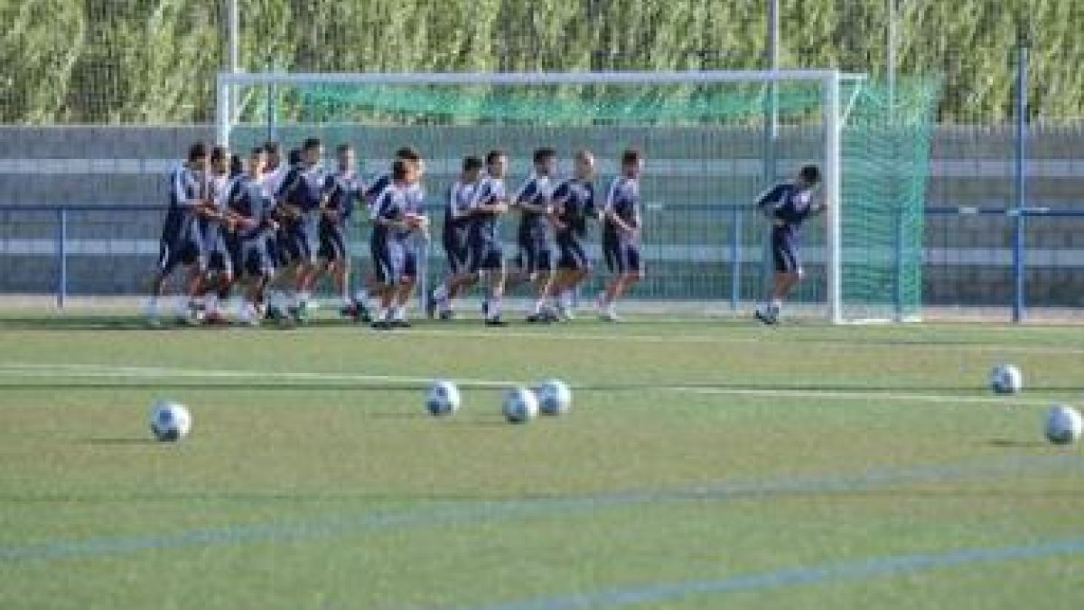 Los jugadores de la Cultural, en los primeros entrenamientos en el Área Deportiva de Puente Castro.