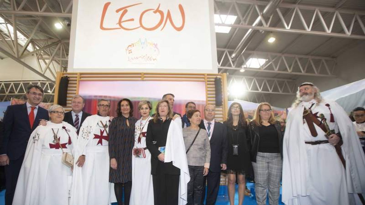 Martínez Majo, Silván y la consejera de Cultura y Turismo posan con otros miembros del Consorcio y los templarios. DOS SANTOS