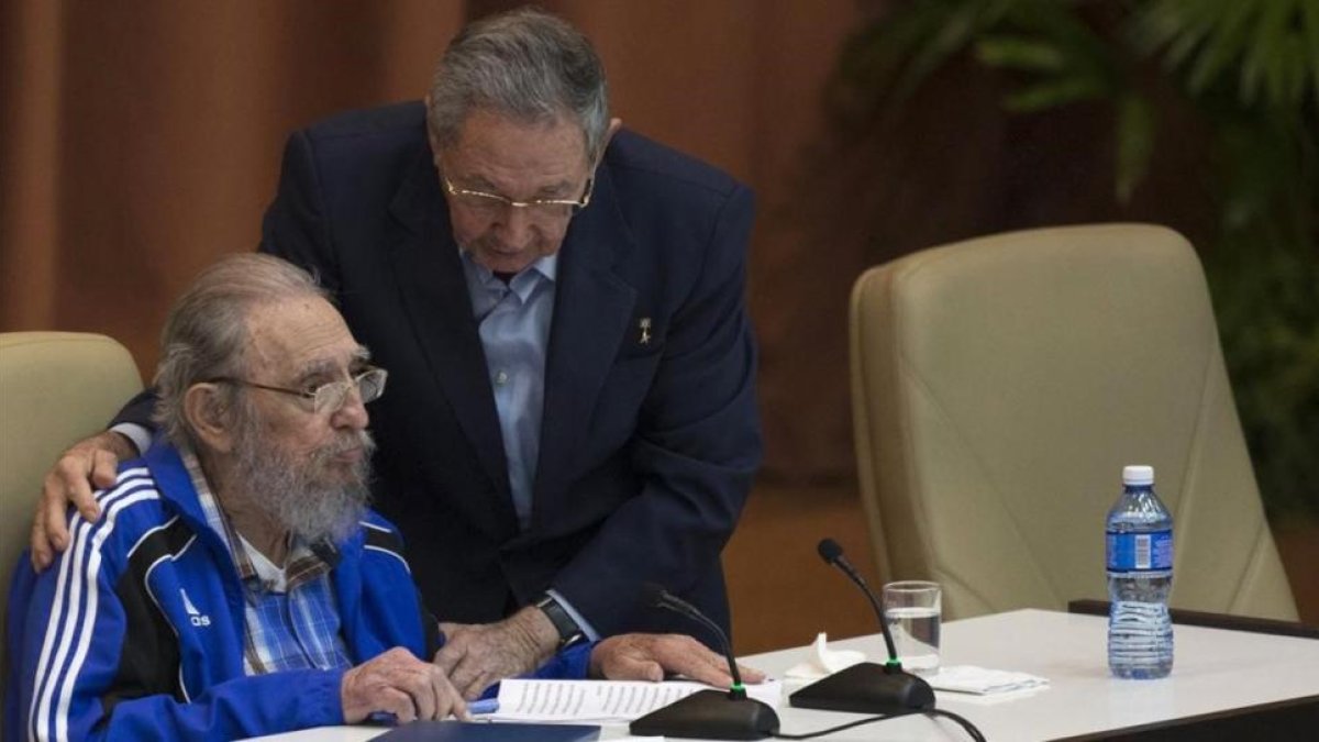 Raúl y Fidel Castro en el último congreso del Partido Comunista.