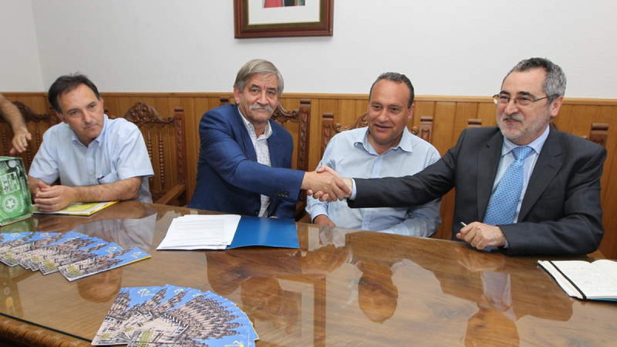 Valentín y Pérez se dan la mano ante Arias.