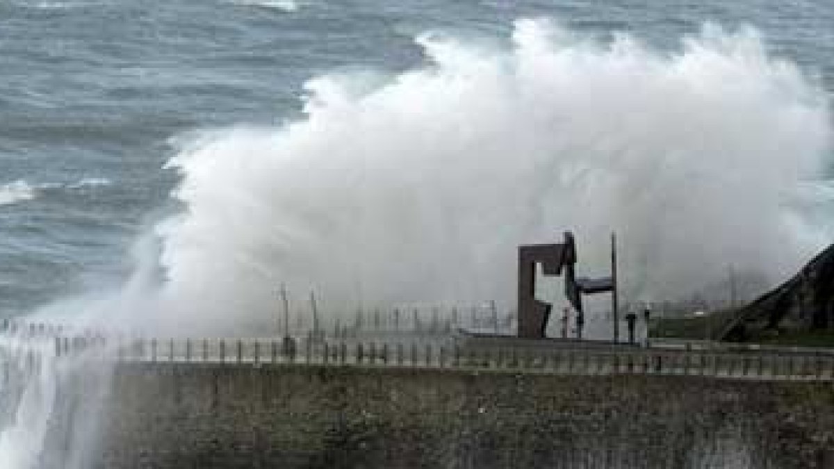 Una ola gigante rompe contra el Paseo Nuevo de San Sebastián.