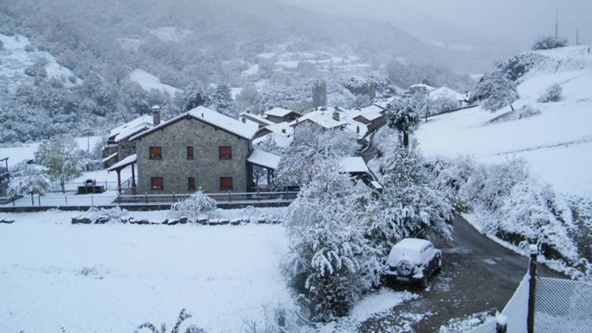 Santa Marina de Valdeón, el pueblo más alto de Picos de Europa, luce el manto de la primera nevada del otoño.