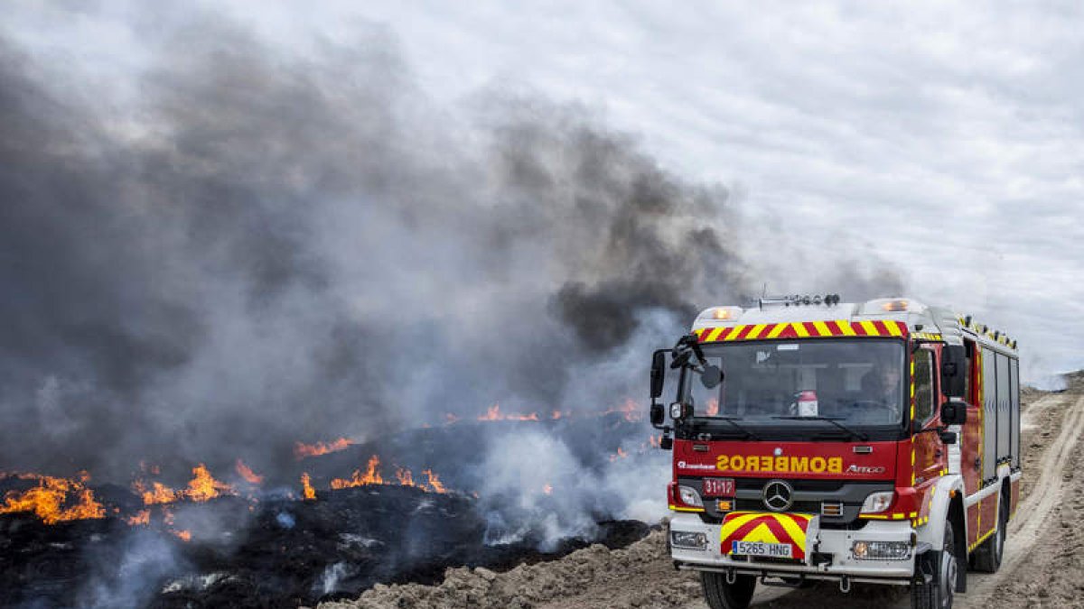 Un camión de bomberos pasa junto a los neumáticos. ISMAEL HERRERO