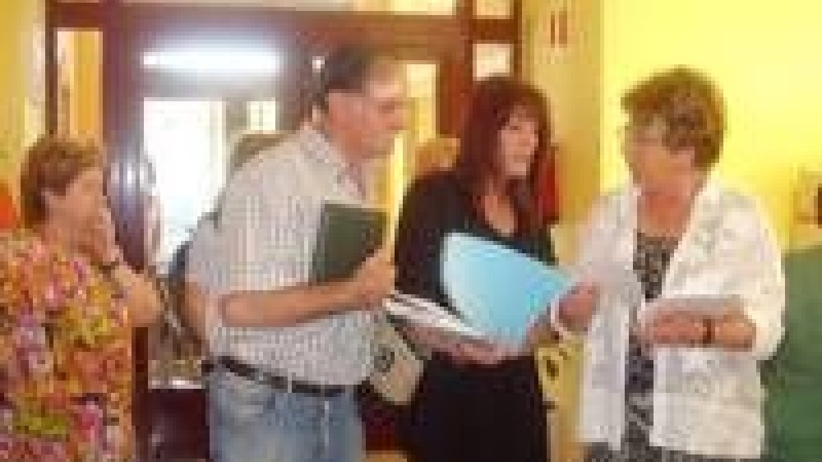 Los vecinos hacen entrega de las firmas en el Ayuntamiento
