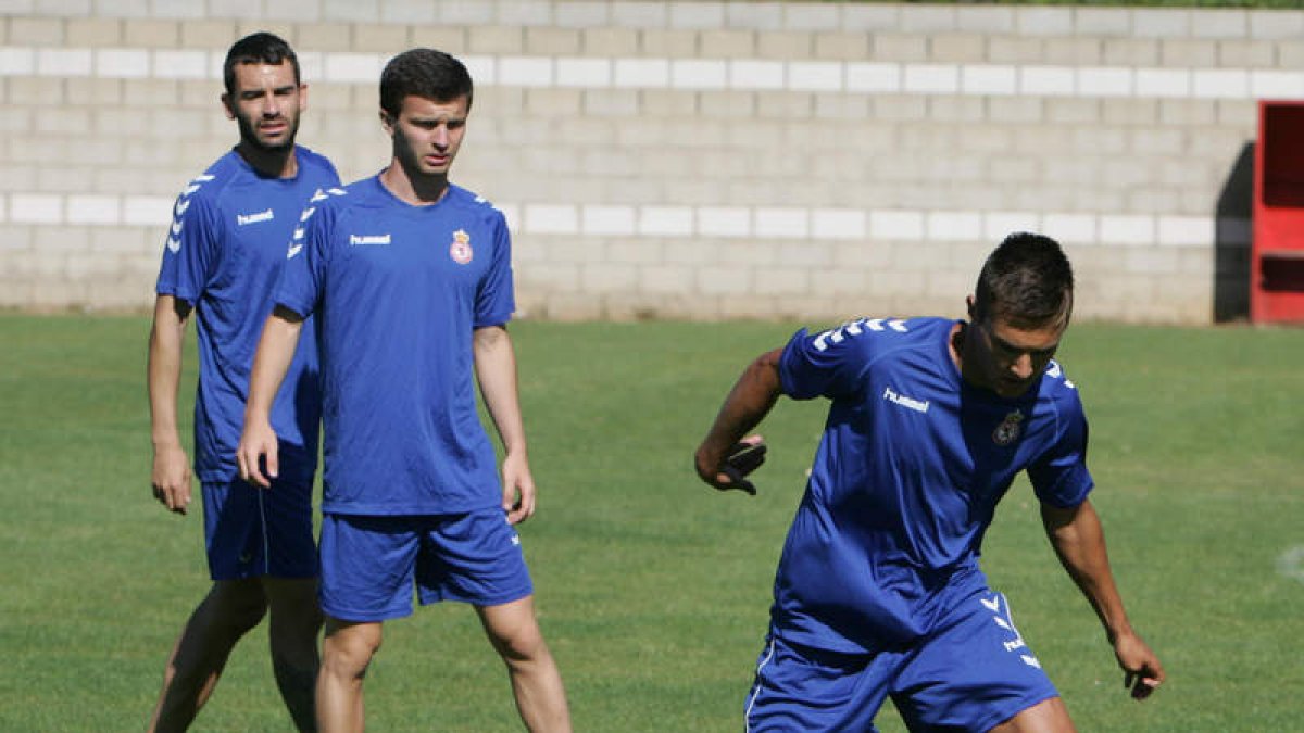 Los jugadores de la Cultural preparan el partido de mañana ante el filial del Sporting.