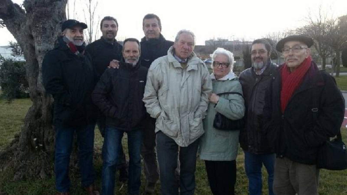 Los miembros fundadores de La Silbar, entre ellos, a la derecha, Durruti y el concejal Mitadiel.