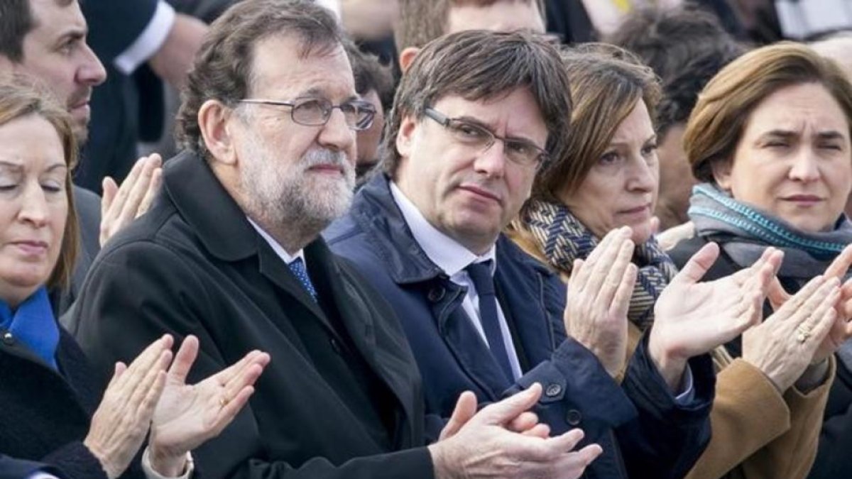 Mariano Rajoy y Carles Puigdemont, en el acto de homenaje de las víctimas de Germanwings, el pasado 23 de marzo.