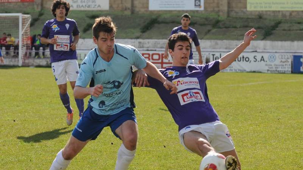 Claudio, a la derecha, reaparecerá ante el Valladolid B.