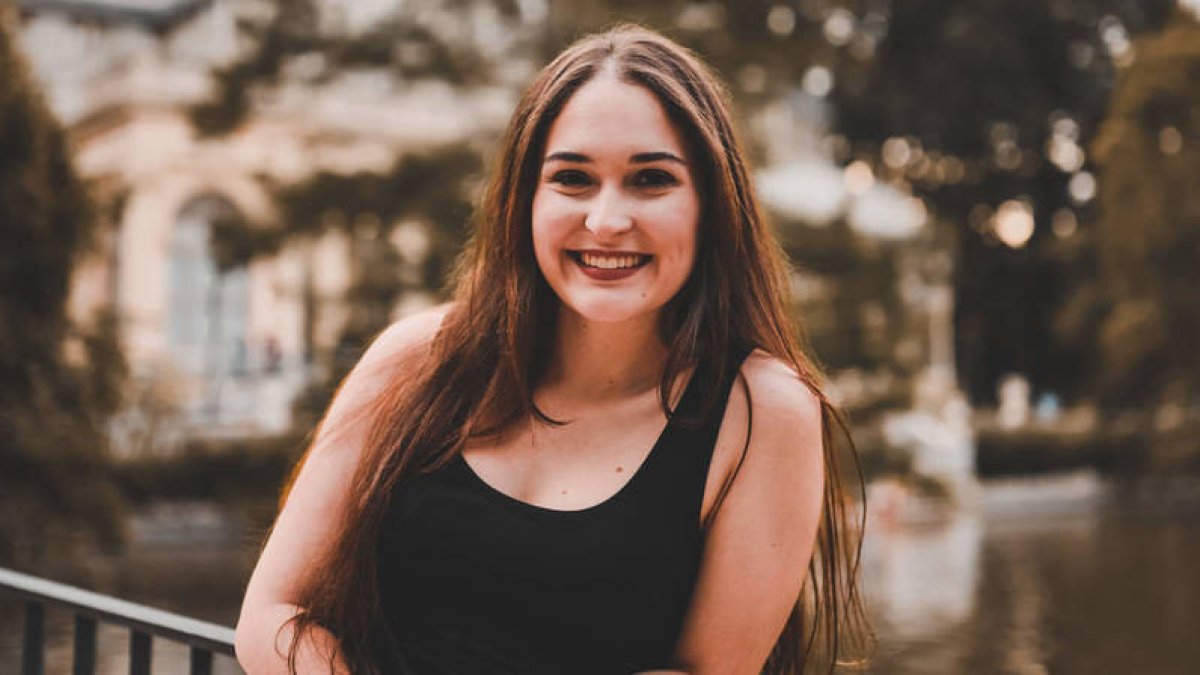 La escritora lacianiega de Villablino Mercedes Fisteus, que ha debutado en la novela obteniendo el premio Ateneo Joven de Sevilla con 'Dento de dos años'. DL