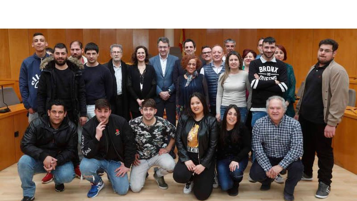 Otazu, Martínez Majo y Fernández con alumnos y profesores del programa Joven 2.