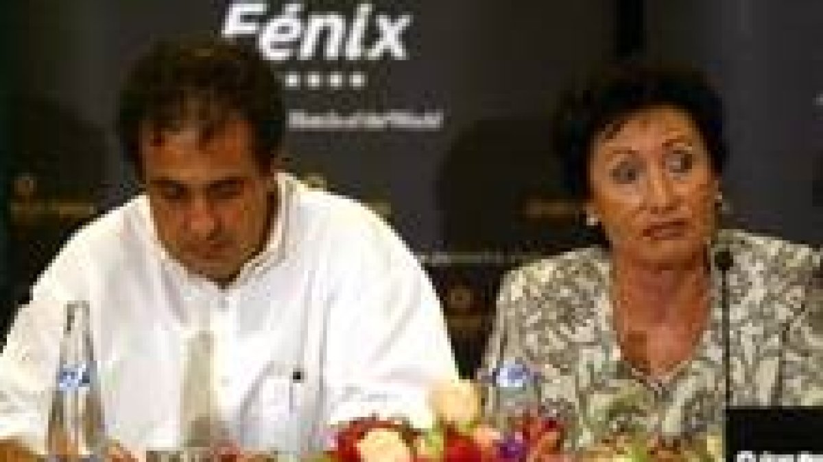 José María Múgica y su madre, María del Carmen Heras, ayer, durante la rueda de prensa