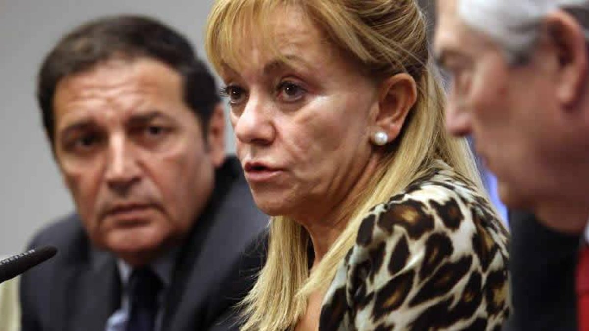 Antonio María Sáez, Isabel Carrasco y Guillermo García, ayer, en la Diputación.