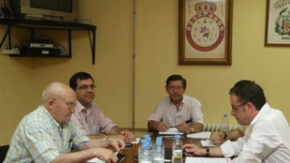 Guereñu, segundo por la izquierda, espera las ayudas municipales presupuestadas.